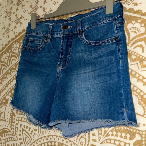 “NYDJ” LADIES BLUE DENIM BUTTON & ZIP-UP SHORTS W/POCKETS, (LIFT & TUCK), SIZE 2 - Picture 4 of 5